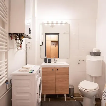Apartment East Side Living *