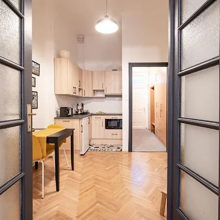 East Side Living Apartment *