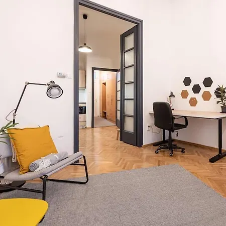 East Side Living Apartment *